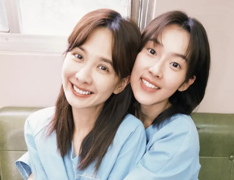 ▲安心亞（左）與何曼希（右）將一起出席《陽光女子合唱團》在信義區巨幕廳的謝票場活動，電影票開賣後迅速售罄，搶手如演唱會。（圖／摘自 IG@xinya_an)