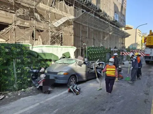 彰化工安意外！吊板材11樓墜下砸爛2車　居民嚇傻：以為是炸彈
