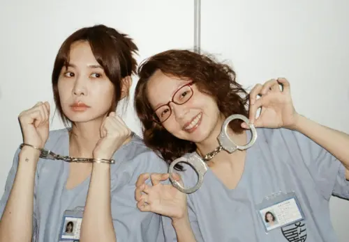 《陽光女子合唱團》阿蘭脫了！安心亞爆乳唱尾牙辣翻　上萬人朝聖
