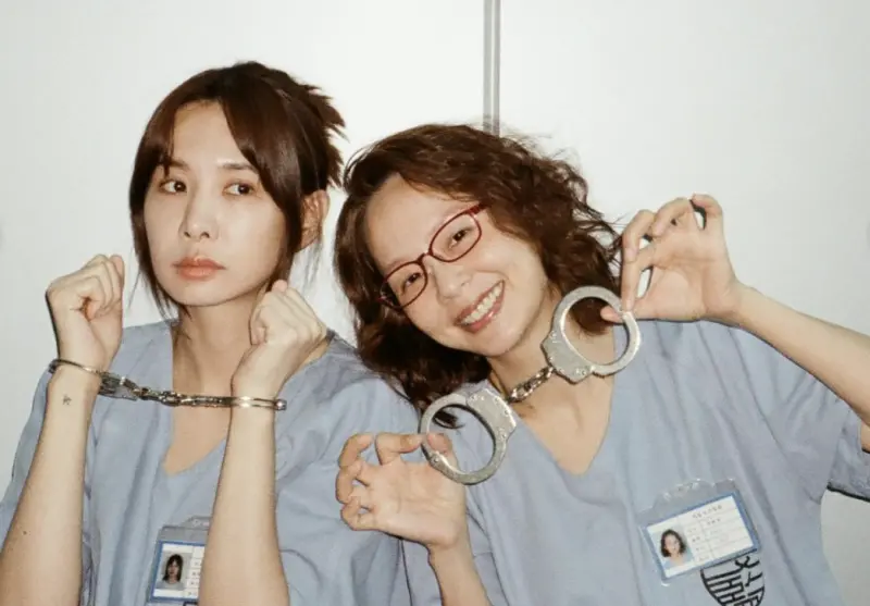 ▲安心亞（左）在電影《陽光女子合唱團》中飾演阿蘭，演技備受好評。除了忙於電影宣傳，近來她也受邀各大企業尾牙演出，身穿黑色爆乳馬甲，性感尺度引來1.3萬網友熱議。（圖／摘自 IG@xinya_an)