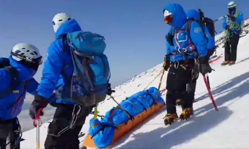 富士山封山仍硬闖！中國男摔斷腿出動11人救援　當局擬救援費自付
