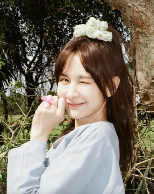 ▲安心亞在《陽光女子合唱團》雖然演囚犯，還是有可愛的面貌。（圖／摘自 IG@xinya_an)