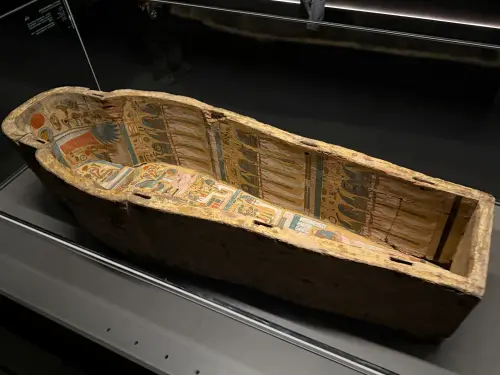 ▲神廟守門人亞赫摩斯的棺柩底座，繪像細節值得慢慢欣賞。（圖／記者蕭涵云攝）