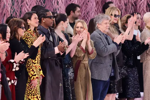 ▲妮可基嫚（右四）出席香奈兒的巴黎時裝秀，恰巧與潘妮洛普克魯茲（左二）同場，彼此之間卻隔著很多人，也沒有互相對視、接觸。（圖／美聯社／達志影像）