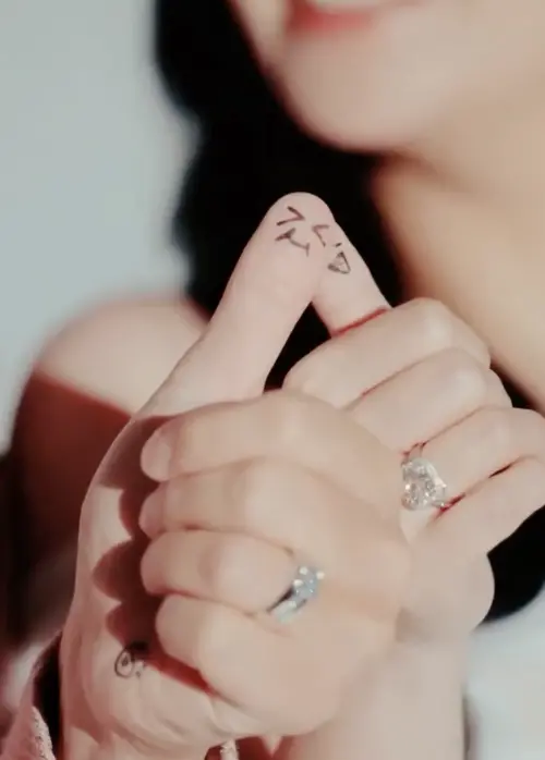 ▲夏宇童（右）、孫協志（左）鑽戒超大顆。（圖／IG@sha_ariel）