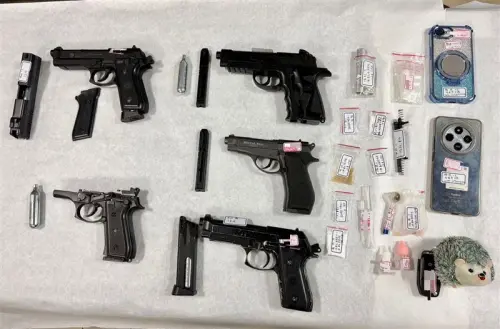 ▲屏東縣鹽埔鄉27日發生死亡車禍，警方於肇逃駕駛車內搜出大量毒品及槍枝。（圖／民眾提供）