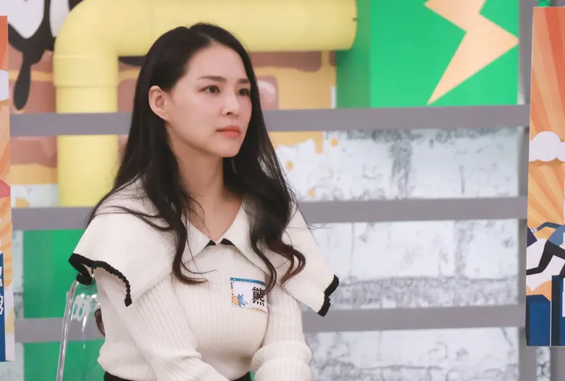 ▲熊熊（如圖）前男友曖昧圈內人，她在錄影現場被逼公開對方身分，怎料拒絕後竟遭趕出梳化間，甚至被主持人言語羞辱，讓她氣得胃痙攣送醫。（圖／中天電視提供）