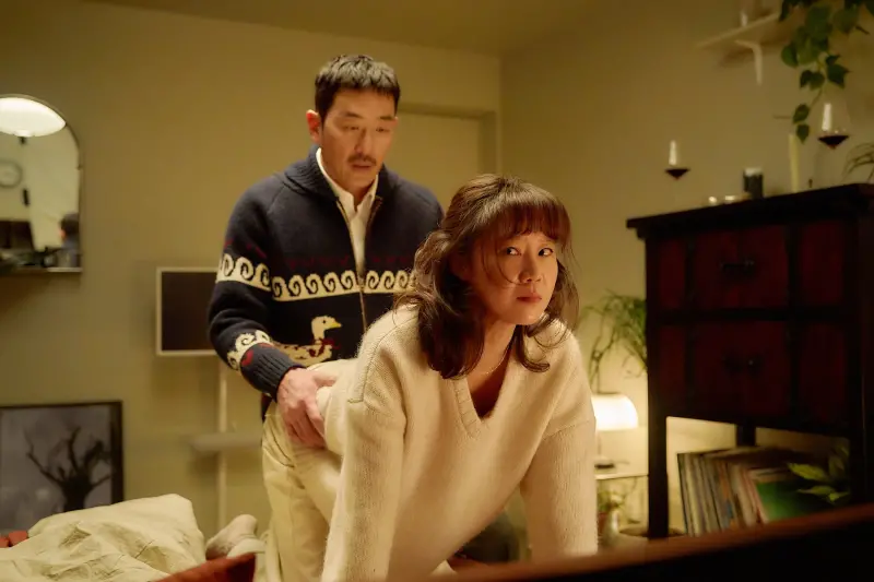 ▲河正宇（後）與孔曉振（前）時隔13年再度合作《四人行，不行》，為了讓女方點頭演出，河正宇壓力大到得盲腸炎。（圖／采昌國際多媒體 提供）