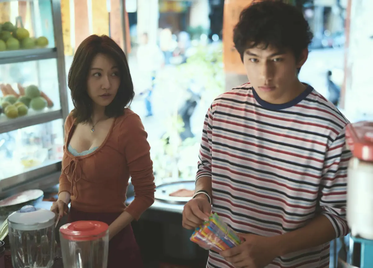 ▲九把刀新片《功夫》找來曾莞婷（左）火辣扮演王淨在冰店工作的媽媽，和他的同學朱軒洋（右）有曖昧，曾莞婷就算演媽，打扮仍然很火辣。（圖／麻吉砥加提供）