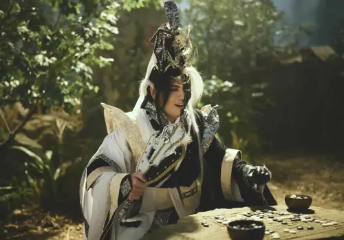 ▲玖壹壹的成員春風在九把刀新片《功夫》扮黑白郎君，就算臉上肌膚很敏感，仍然不怕會爛臉，也非要演不可。（圖／麻吉砥加提供）