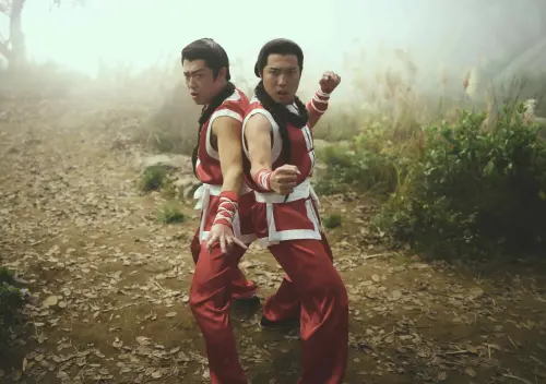 ▲玖壹壹的健志（左）、洋蔥在《功夫》《飛龍在天》中的兩位主角，還原度頗高。（圖／麻吉砥加提供）