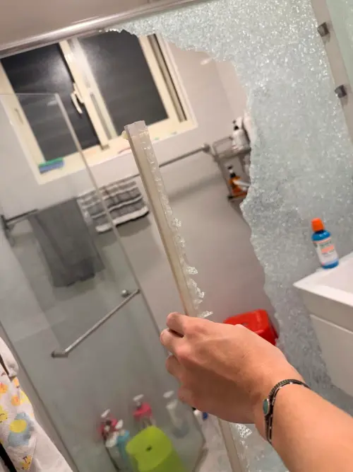 ▲晴子指出，玻璃在她洗完澡後突然爆裂，碎片散落一地。（圖／Threads網友_ch.1ng授權提供）