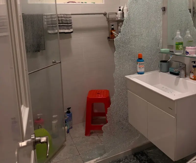 ▲有網友表示，家中淋浴玻璃門在洗完澡後突然爆裂，有內行人建議，可在玻璃門上貼防爆膜，改用壓克力、強化膠合玻璃等材料。（圖／Threads網友_ch.1ng授權提供）