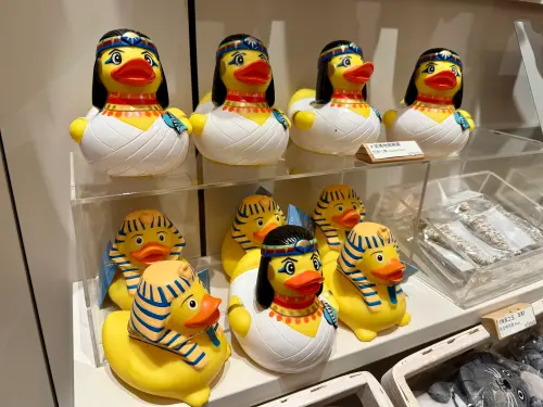 ▲經典浮水小鴨變裝古埃及造型。（圖／記者蕭涵云攝）