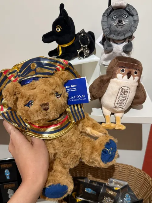 ▲埃及神娃娃吊飾和戴上頭巾的法老泰迪熊要買爆。（圖／記者蕭涵云攝）