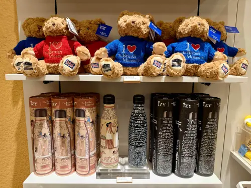 ▲大英博物館泰迪熊與隨行水圖。（圖／記者蕭涵云攝）