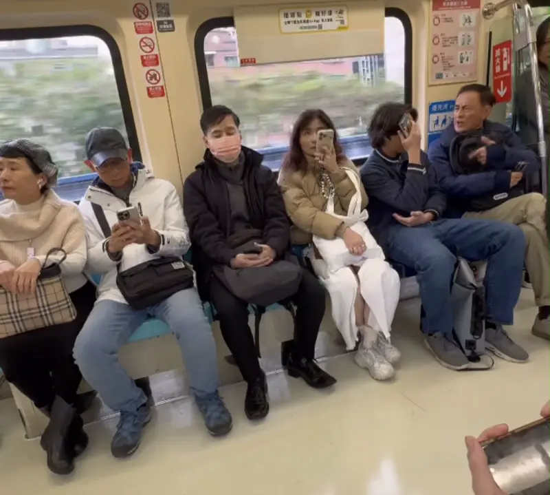 ▲捷運優先席出現衝突，年長乘客要求外籍年輕人出示醫生診斷證明。（圖／Threads 網友@ii.vor_授權提供）