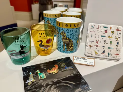 ▲馬克杯、玻璃杯款式眾多，徽章、別針也都有。（圖／記者蕭涵云攝）