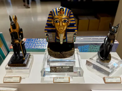 ▲裝飾擺件精選法老、貓神與狗神。（圖／記者蕭涵云攝）