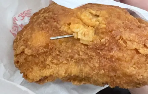 外送點麥脆雞驚見「5公分銀棒插著」！麥當勞致歉：尚難判定原因
