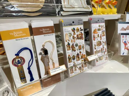 ▲燦金書籤、燙金貼紙，光澤很閃。（圖／記者蕭涵云攝）