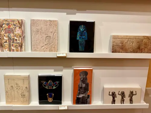 ▲書籍、明信片也選擇眾多。（圖／記者蕭涵云攝）