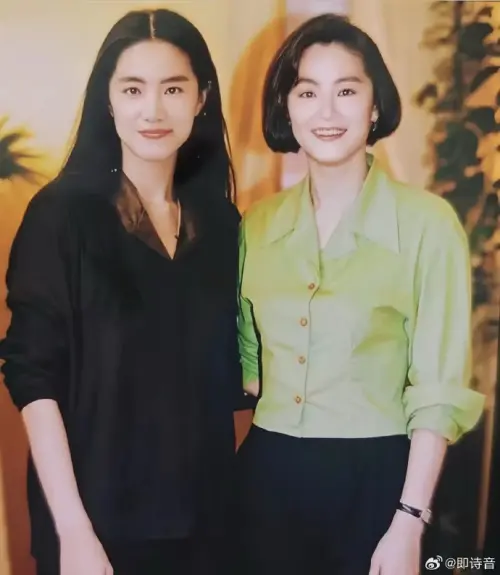 ▲▼林青霞（上下圖右）與專屬替身施懿的合照曝光。（圖／即詩音微博）