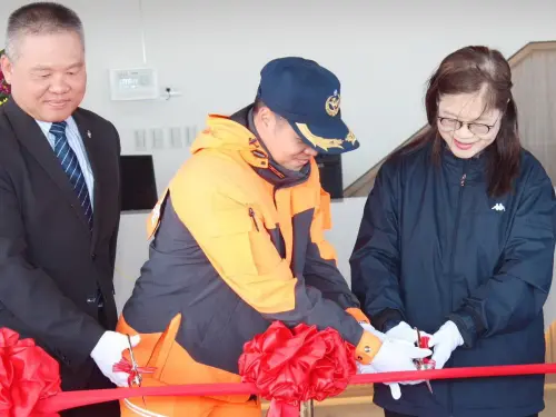 ▲海洋委員會主任委員管碧玲(右)與海巡署副署長許靜芝(左)共同為南部分署11岸巡隊台南四草漁港安檢所新建廳舍落成啟用剪綵。(圖／海巡署南部分署提供)