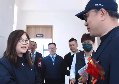 ▲海洋委員會主任委員管碧玲(左)巡視新建廳舍的情形。(圖／海巡署南部分署提供)