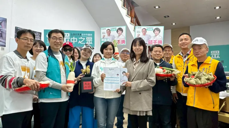 ▲前副主委邱于珊由眾人浩浩蕩蕩陪同登記。(圖/邱于珊提供,2026.01.28)