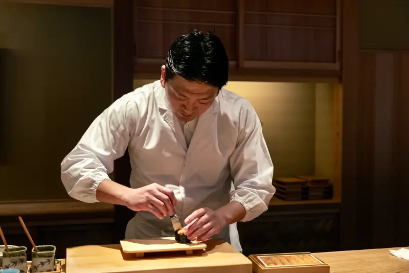 ▲「初魚鮨」宣布，將邀請日本福岡米其林二星名店—「鮨仙八」首度訪台，由店主暨料理長中原貴志率領完整團隊來台客座。（圖／初魚鮨提供 www.chu-yu.com.tw）