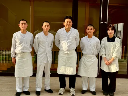 ▲日本福岡米其林二星名店「鮨仙八」將首度訪台，由店主暨料理長中原貴志（中）率領完整團隊來台客座於「初魚鮨」。（圖／初魚鮨提供 www.chu-yu.com.tw）