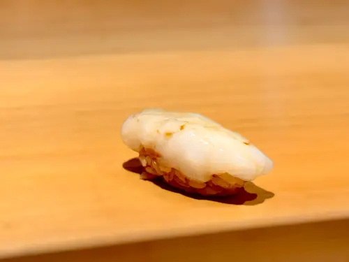 ▲鮨仙八代表性的指標之作，包含「障泥烏賊」。（圖／初魚鮨提供 www.chu-yu.com.tw）