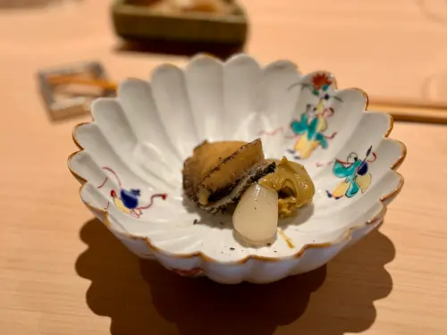 ▲「小鮑魚燉飯」在此次鮨仙八的餐會中，也可望將可吃到。（圖／初魚鮨提供 www.chu-yu.com.tw）