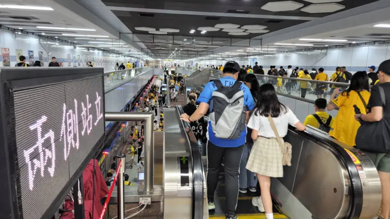 ▲台北捷運電扶梯之爭再度成為焦點！2025年3月有一位男子，為了趕路所以在電扶梯上行走，但前方A、B兩位男子奉行「緊握扶手站穩踏階」的宣導，因而爆發衝突。（示意圖／台北捷運）