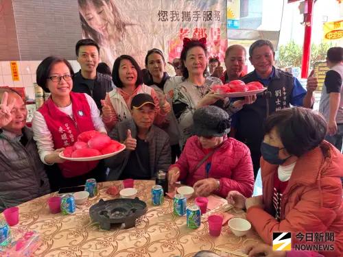 ▲全成社會福利基金會連續第20年，為社區獨老及弱勢家庭舉辦歲末圍爐送暖活動，今(28)日席開24桌邀請近300人參加。(圖／記者金武鳳攝，2026.1.28)