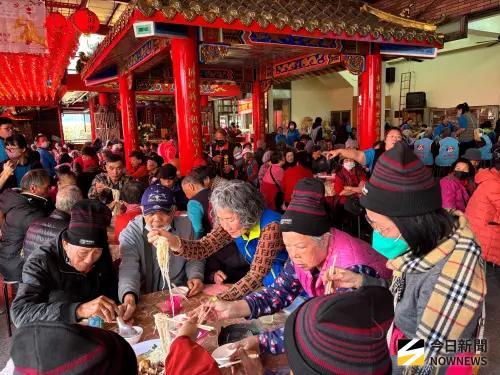 ▲全成社會福利基金會連續第20年，為社區獨老及弱勢家庭舉辦歲末圍爐送暖活動，今(28)日席開24桌邀請近300人參加。(圖／記者金武鳳攝，2026.1.28)