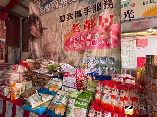 ▲全成圍爐宴今年邁入第20年，除了大擺宴席，各界贈送的物資堆積如山，宴席後一一分送長者，希望他們都能過好年。（圖／記者金武鳳攝，2026.1.28)