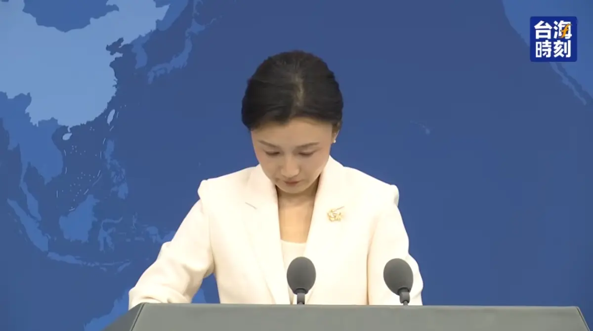 ▲中國國台辦發言人張晗28日舉行記者會，被問及中共中央軍委副主席張又俠落馬問題時，低頭看稿、翻閱資料。（圖／翻攝自台海時刻YT）