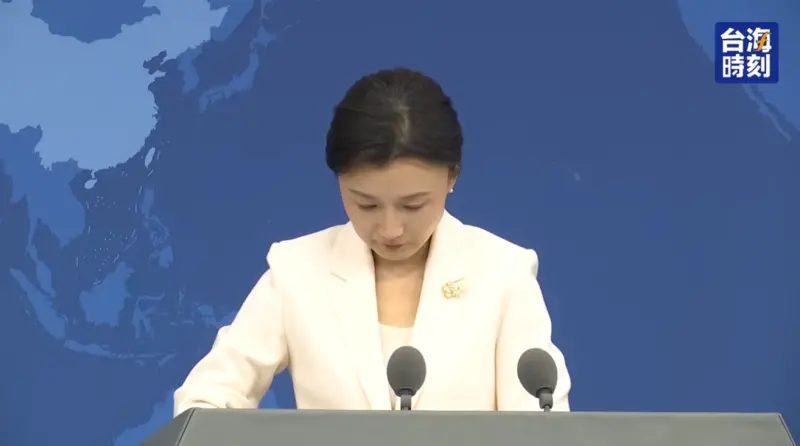 ▲中國國台辦發言人張晗28日舉行記者會，被問及中共中央軍委副主席張又俠落馬問題時，低頭看稿、翻閱資料。（圖／翻攝自台海時刻YT）