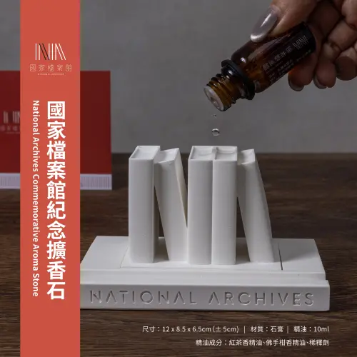 ▲國發會檔案管理局特與進駐本館的文創商店業者攜手推出「新春喜氣」文創商品，將局館品牌元素融入日常生活，推出禮盒、春聯、紅包等多款春節商品。（圖／國發會提供）