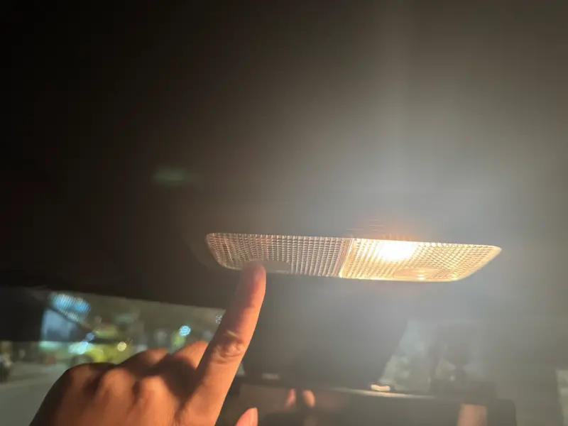 ▲有許多台灣網友回憶童年，發現小時候都曾因為打開車內燈而被家長痛罵過。（示意圖／記者潘毅攝）