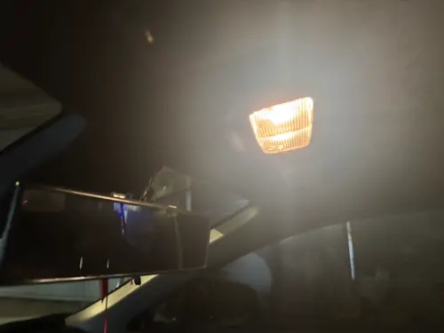 ▲小時候只要在車內打開室內燈，爸媽就會情緒激動地命令立刻關掉。（示意圖／記者潘毅攝）