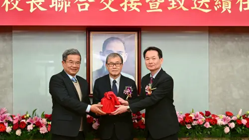 國立大學校長交接　高科大第三任校長接受聘書
