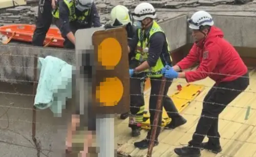 2男大生騎台13線自撞電線桿　1人摔水溝、1人懸掛鐵絲網身亡
