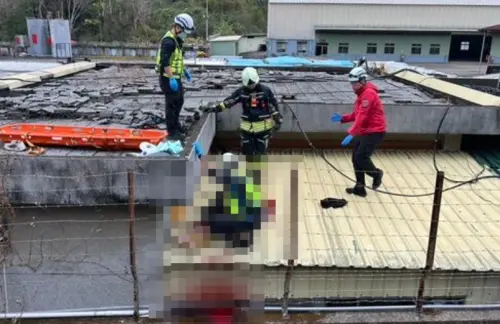 ▲苗栗縣頭屋鄉台13線28日下午發生死亡車禍，雙載機車不明原因自撞電桿，2名年輕男子遭拋飛，一人倒臥草叢、另一人懸掛礦場鐵絲網上，送醫後雙雙不治。（圖／翻攝畫面）