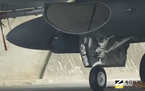 ▲F-16V戰機狙擊手莢艙。（圖／記者呂炯昌攝）