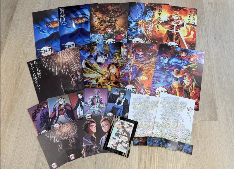 ▲21世紀看電影新儀式：蒐集不同款式的特典！許多觀眾買票換完特典，不進場看片也可以，去年《劇場版「鬼滅之刃」無限城篇 第一章 猗窩座再襲》就連續16週推出不同特典，全台票房順勢飆破8.47億，高居年度冠軍。（圖／木棉花國際提供）