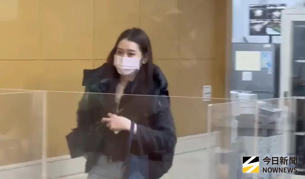 ▲中國籍博弈業者蘇忠生涉設公司洗錢、賭博案，檢調搜索拘提12人。檢方認定騰雲資訊實際負責人朱大潛有串滅證之虞，聲押禁見；會計宋怡臻50萬元交保並限出境出海。（圖／翻攝畫面）