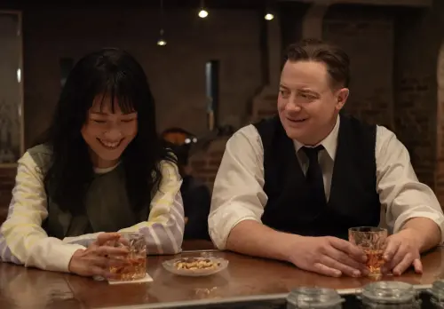 ▲奧斯卡影帝布蘭登費雪（右）在日本拍攝的《日租家庭》，有細膩的演出。（圖／探照燈影業提供）